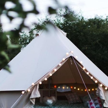 Hotel Wildberry Glamping à Orgères-la-Roche Extérieur photo