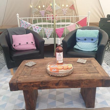Hotel Wildberry Glamping à Orgères-la-Roche Extérieur photo