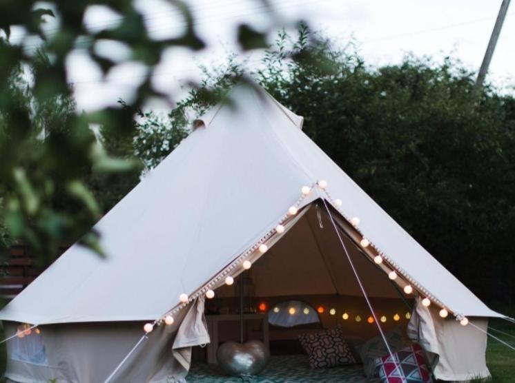 Hotel Wildberry Glamping à Orgères-la-Roche Extérieur photo