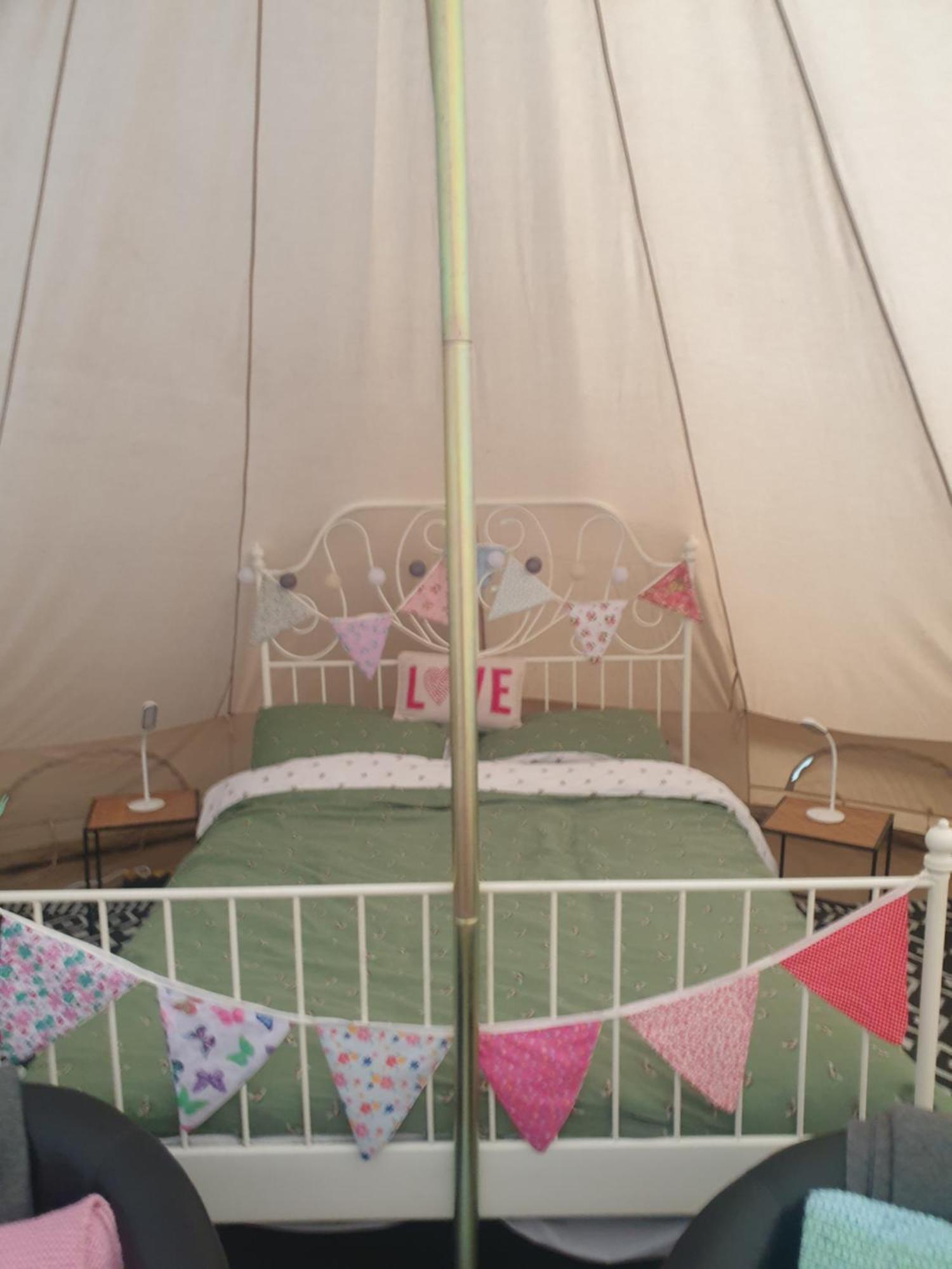 Hotel Wildberry Glamping à Orgères-la-Roche Extérieur photo